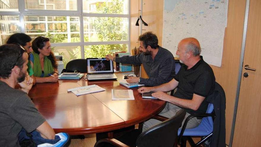 Integrantes de la Plataforma, ayer, con técnicos de Infraestruturas.