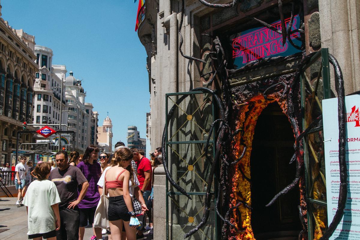 Asistentes a la experiencia inmersiva de Stranger Things esperan en la esquina de Gan Vía con Fuencarral.