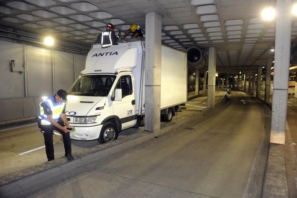 Un camión atascado en el túnel de María Pita