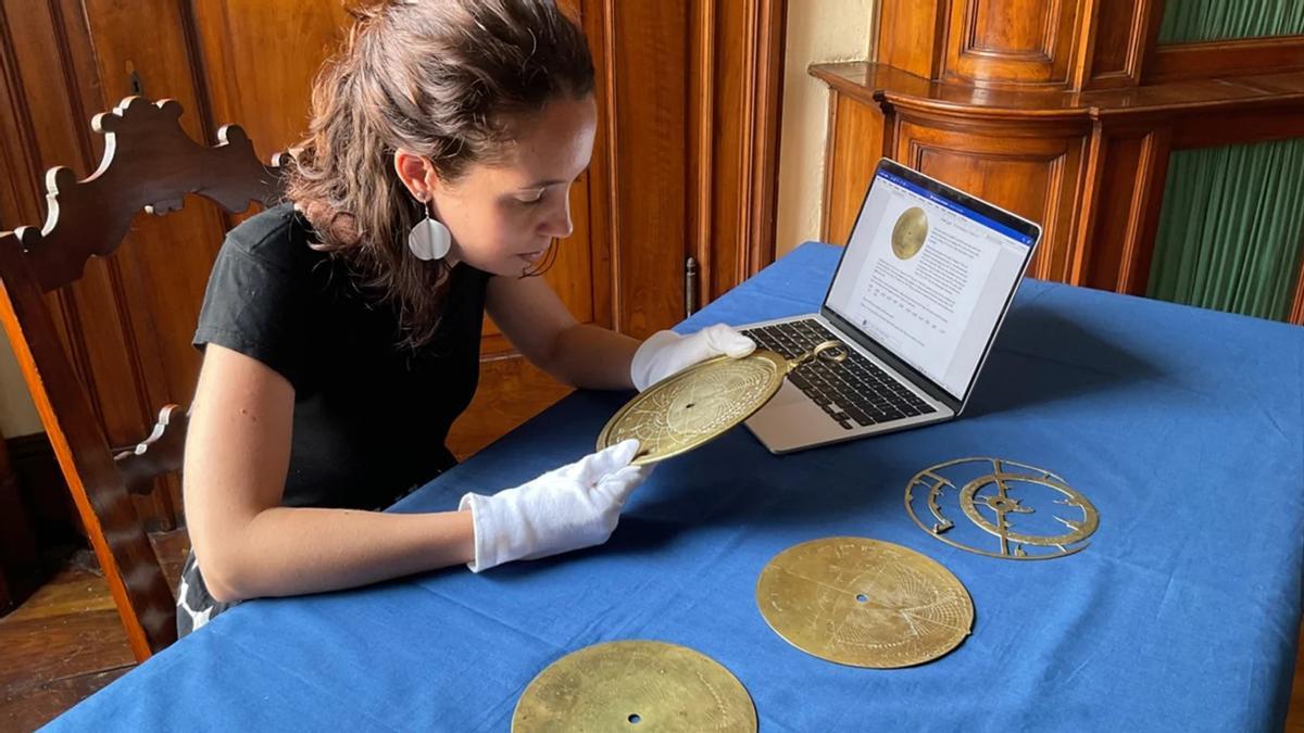 La Dra. Federica Gigante examina el astrolabio de Verona.