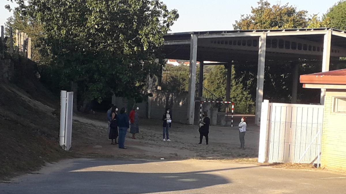 El colegio de Mosteiro retoma las clases con solo dos niños de los 75 convocados