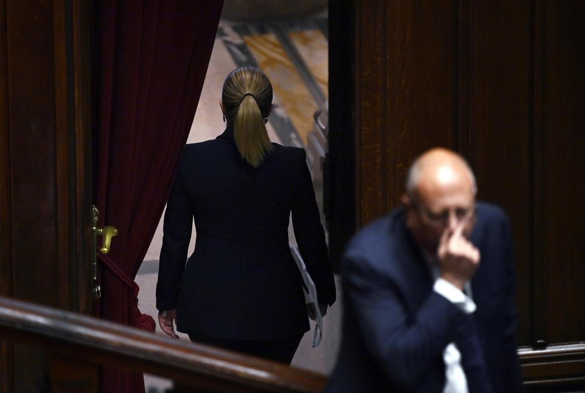 Giorgia Meloni, líder de la fuerza política Hermanos de Italia, se retira tras depositar su voto.