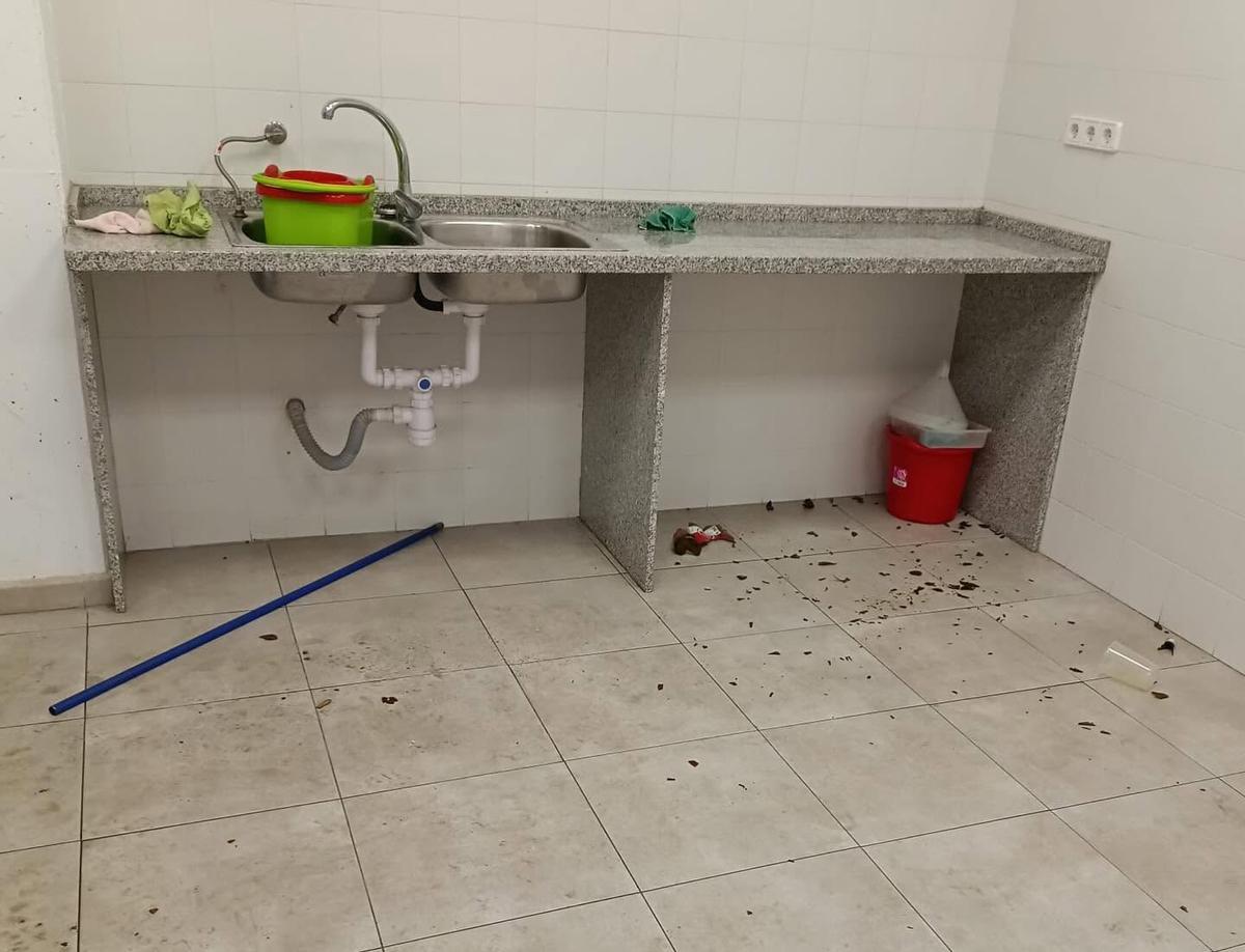 Destrozos en el interior del Espai Polivalent La Granaïna de Montaverner tras la fiesta de graduación.