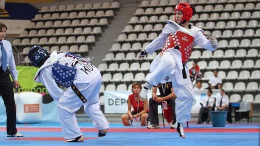 La coruñesa Fani Hernández, durante su combate de ayer de semifinales ante la coreana Sun Yun, ayer en As Travesas. // Efrén Rodríguez