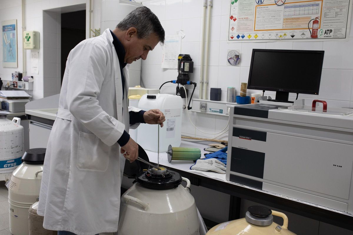 José Manuel Vázquez, director técnico, en el laboratorio de semen