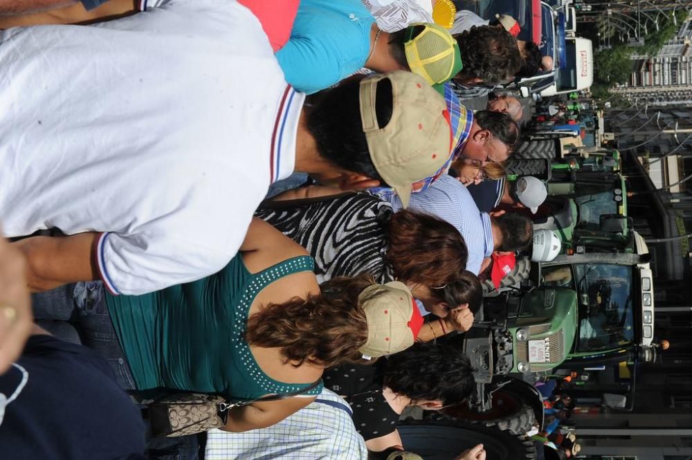 La Gran Vía de Murcia, paralizada por los agricultores