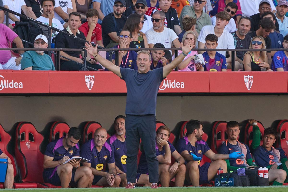 Hansi Flick en un instante del Sevilla - Barça de LaLiga 2025/26