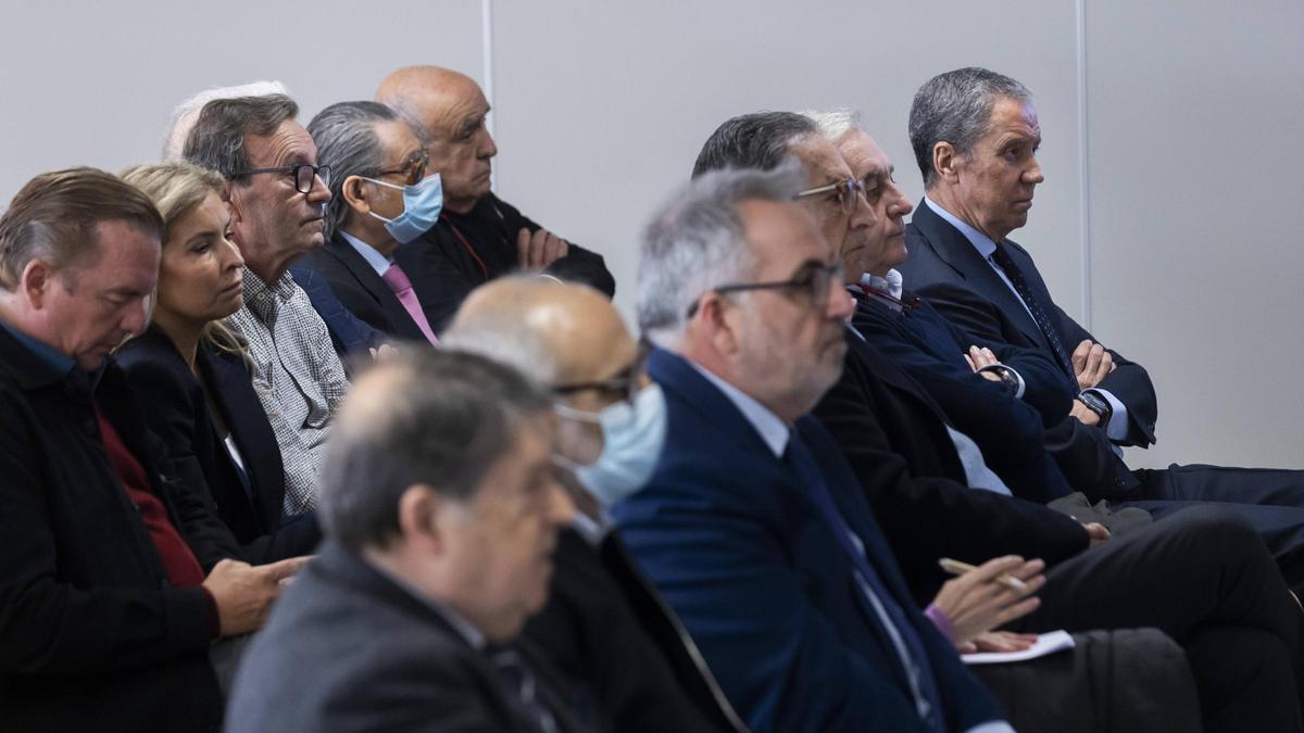 Trece de los quince acusados por el caso Erial, en la segunda sesión del juicio que se celebra en la sección cuarta de la Audiencia de València.