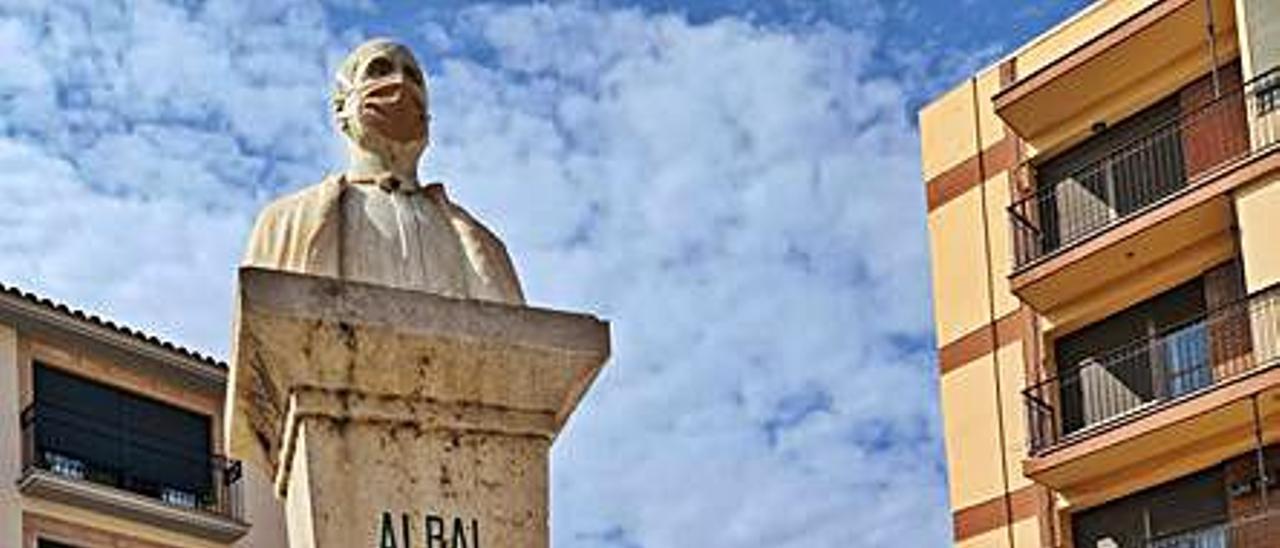 La estatua con la mascarilla.