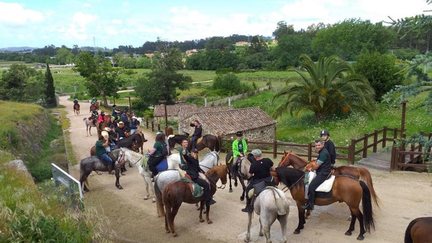 Participantes en la VI Ruta Cabalar Salnés-Tabeirós-Terra de Montes, hoy.