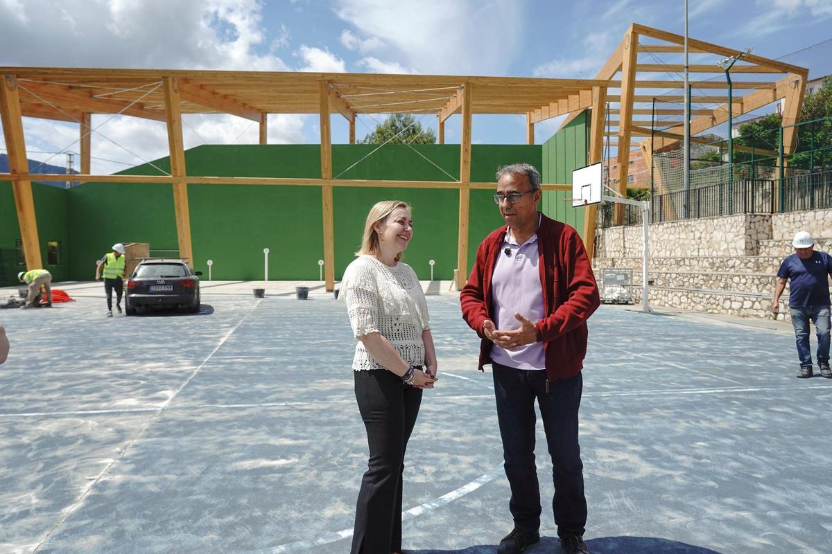 La vicepresidenta Natàlia Enguix, con el alcalde de Montitxelvo, Marcel Carrillo.