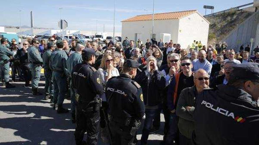 Los trabajadores de FGV reciben a Fabra con una pitada en el primer día de huelga