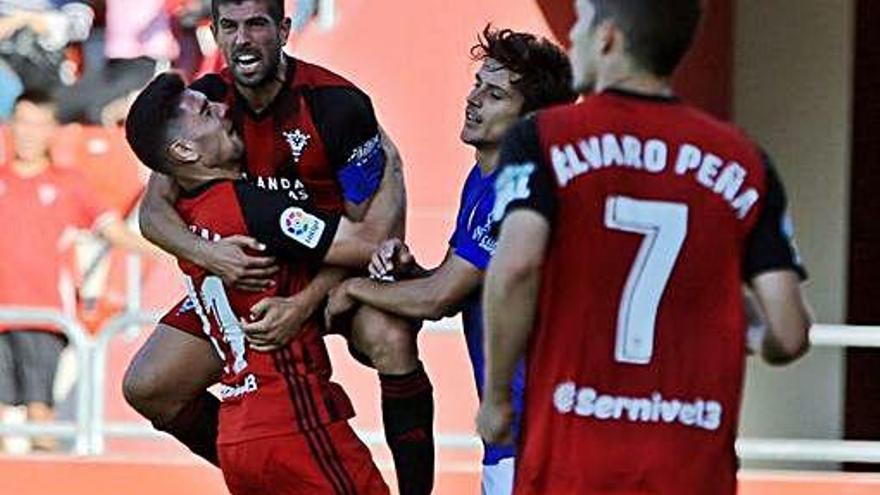 Gorka Kijera celebra un gol con un compañero contra el Oviedo.