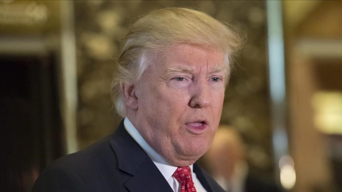 El presidente electo estadounidense, Donald Trump, se dirige a los periodistas en la Trump Tower de Nueva York.