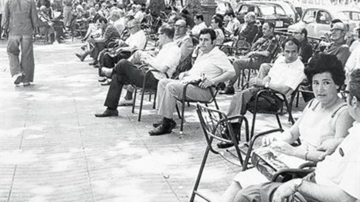 Y LA DE 1975 Los barceloneses disfrutaban de las sillas de pago, como mirador del ajetreo cotidiano -y local- del paseo.