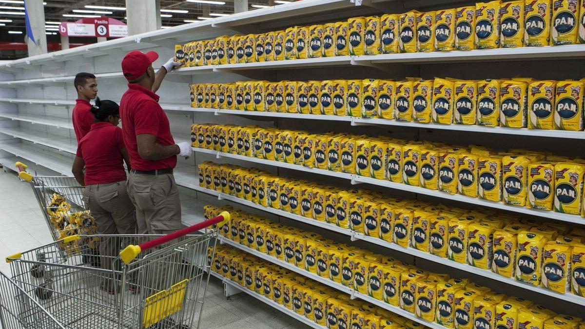 Reposición de productos en un supermercado de Caracas.