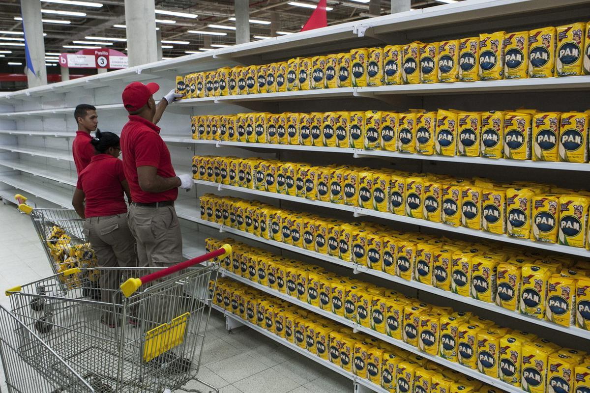 CAR01. CARACAS (VENEZUELA), 12/01/2015.- Trabajadores de un supermercado perteneciente a la red pública de alimentación del Gobierno reponen los productos en una estantería hoy, lunes 12 de enero de 2015, en Caracas (Venezuela). El titular de la Defensoría del Pueblo de Venezuela, Tarek William Saab, dijo hoy que busca humanizar el trato a la ciudadanía que en un marco nacional de escasez se ha visto obligada a hacer filas ante los comercios para comprar alimentos. EFE/Santi Donaire