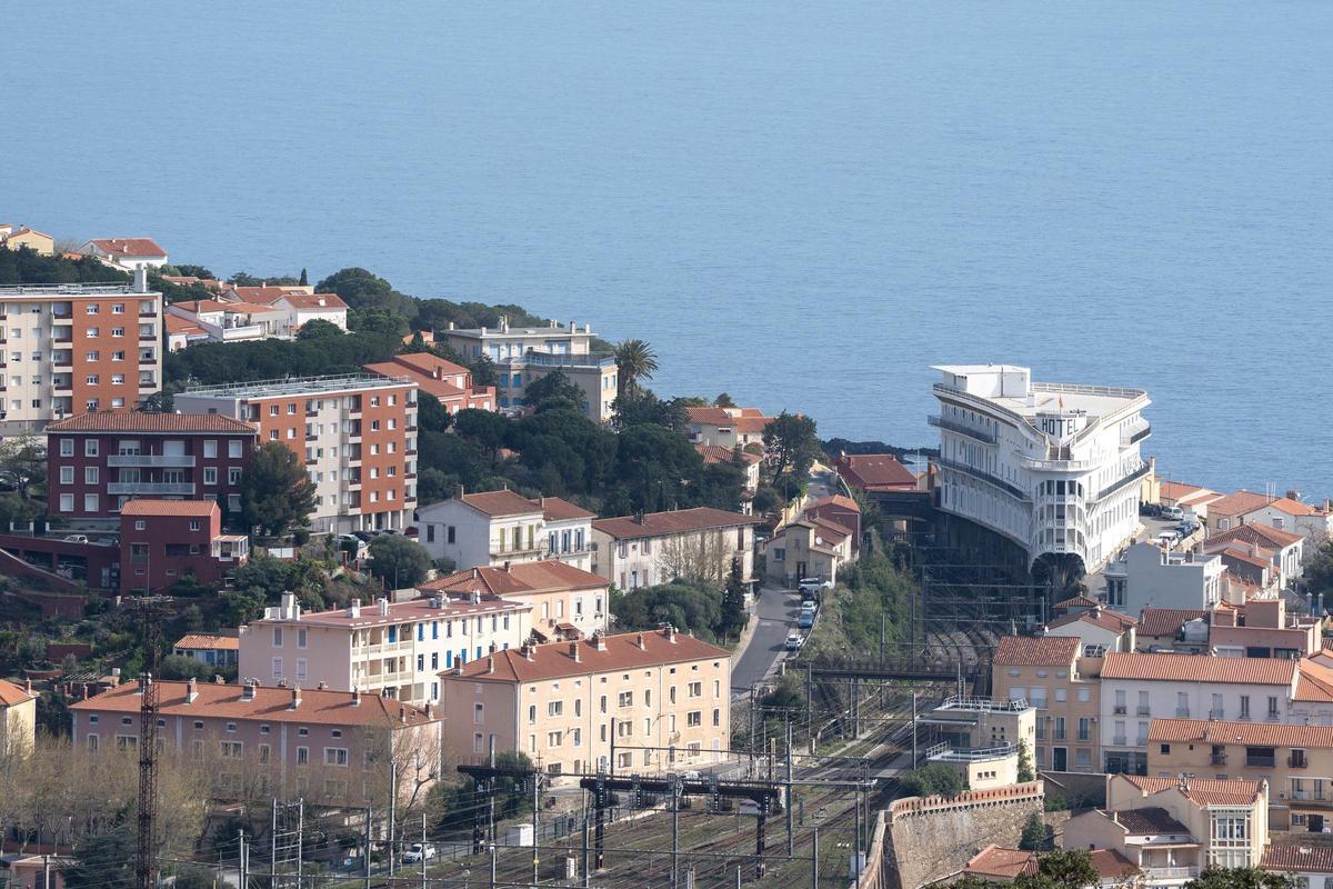Construït en una parcel·la triangular, entre les vies del tren i el mar, l'Hotel Belvédère s'alça majestuós.