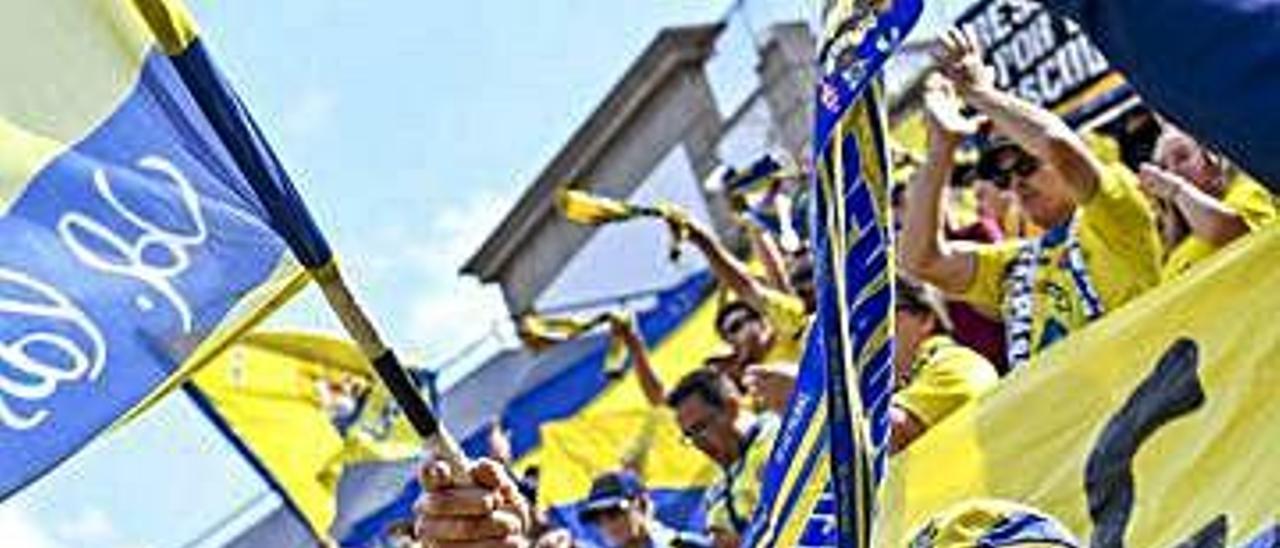 Gritos de protesta de peñistas de la UD Las Palmas, en el Estadio.