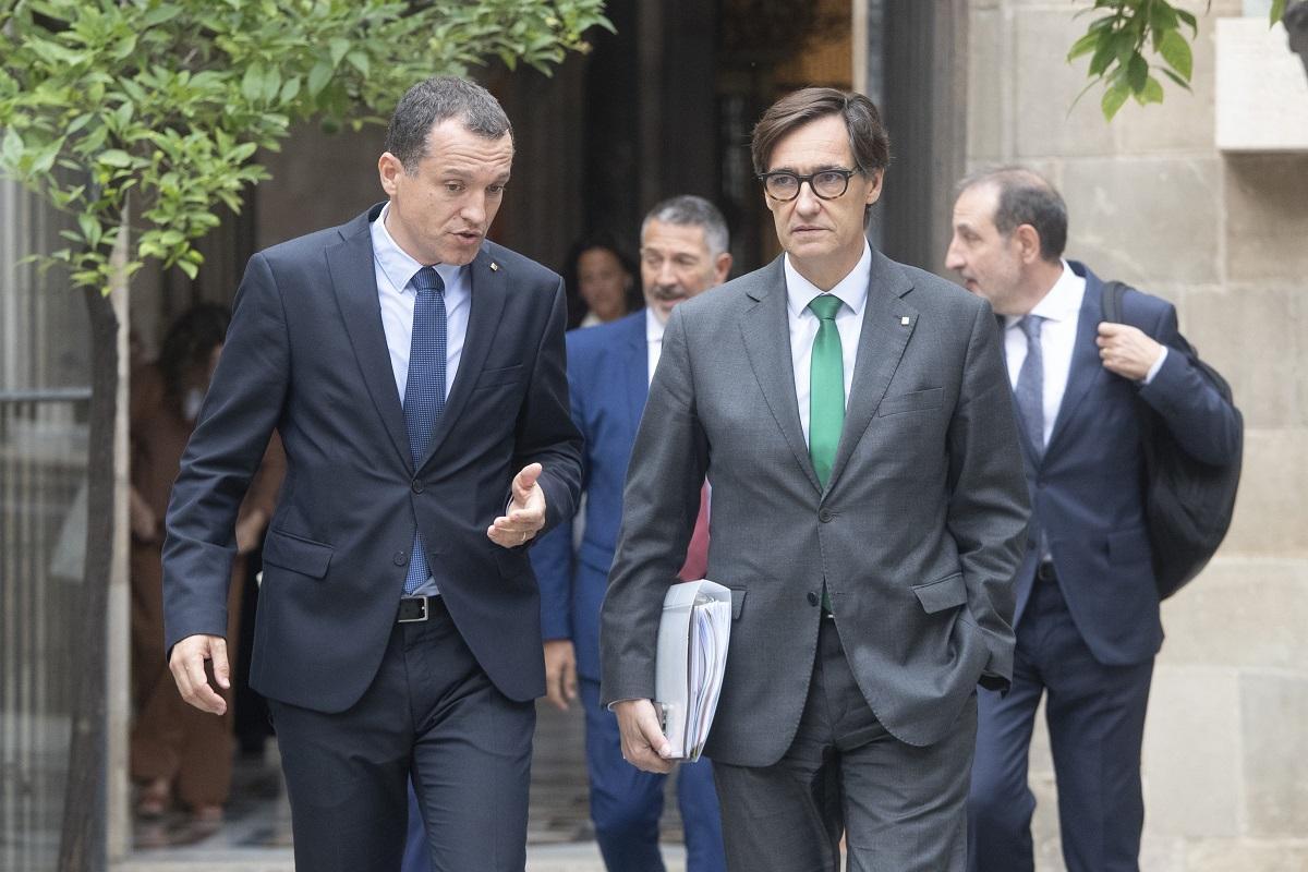 El conseller Òscar Ordeig con el president Salvador Illa, en el Palau de la Generalitat