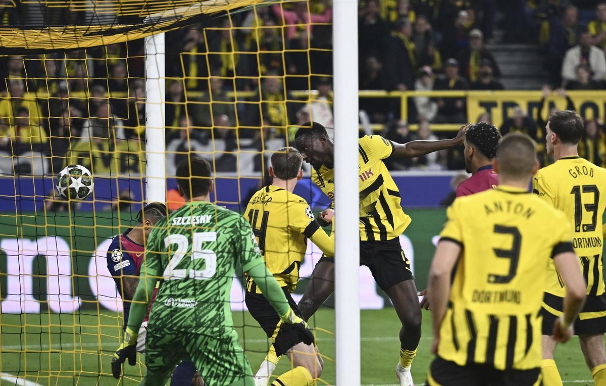 Guirassy marca el 3-1 para el Dortmund contra el Barça.