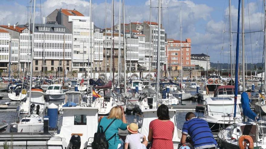Turistas disfrutando de un día soleado en A Coruña.