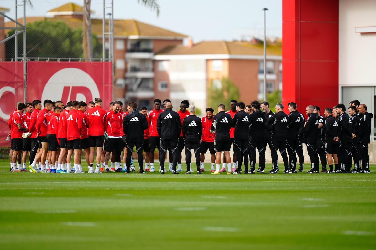 Luis García Plaza, durante la charla en el entrenamiento del Sevilla FC de este jueves en la CD José Ramón Cisneros Palacios