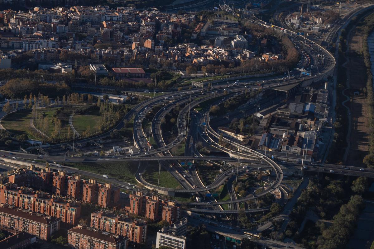 Vista aérea de la circunvalación de Trinitat, uno de los principales nodos de salida y acceso a la ciudad de Barcelona.