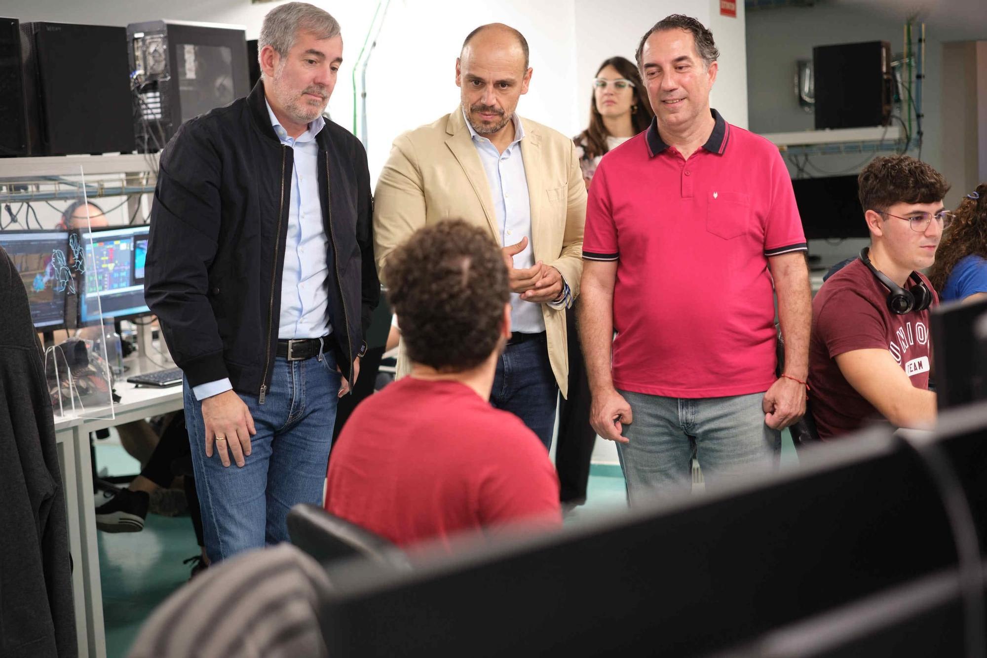 Visita de Fernando Clavijo a las nuevas instalaciones de 3 Doubles Producciones