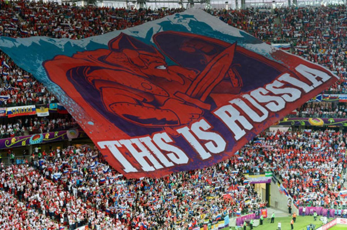 Aficionats russos, abans del començament del partit Polònia-Rússia de l’Eurocopa 2012, a Varsòvia.