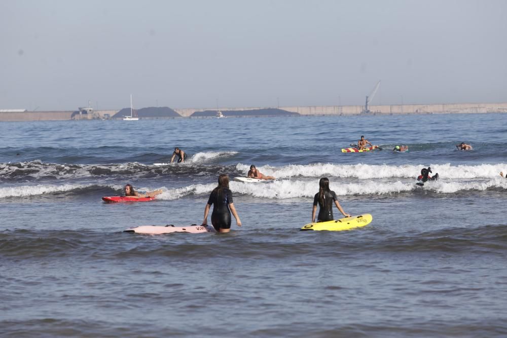 Jóvenes de salvamento en la playa