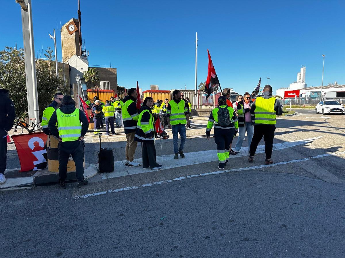 Integrantes de la plantilla, en el acceso al puerto.
