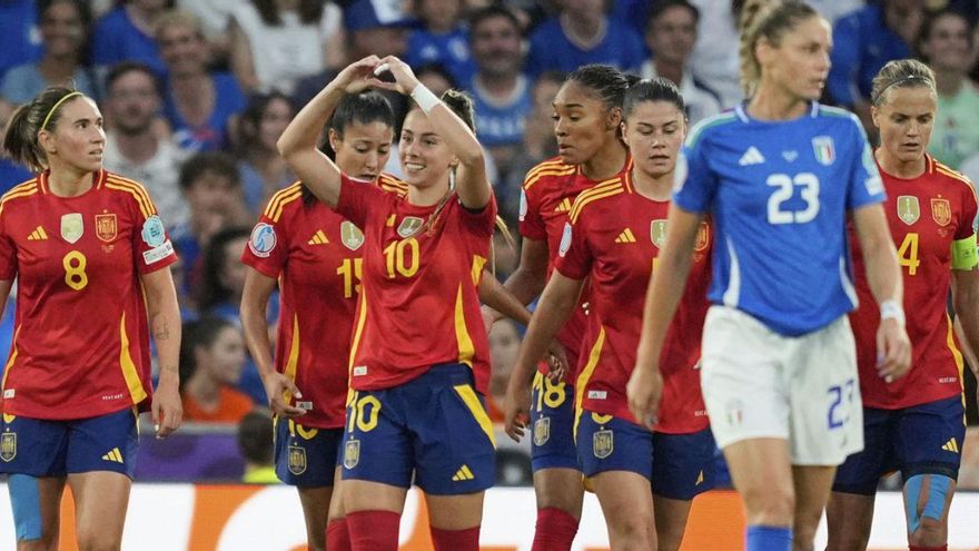 Athenea (10) celebra el seu primer gol, que suposava l’empat contra Itàlia, ahir. | MARTIN MEISSNER / AP