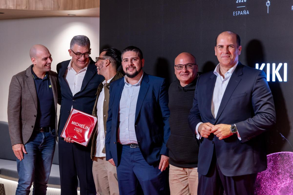 Felicidad y sonrisas al recoger las placas Michelin.