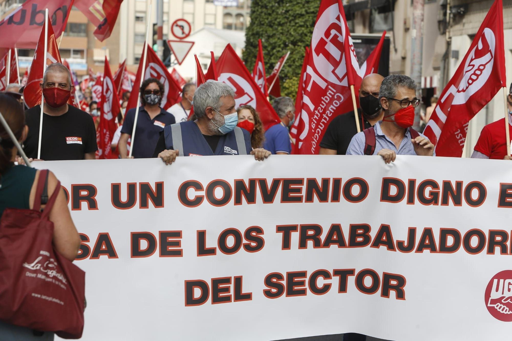 Los trabajadores del metal de Alicante se manifiestan para exigir el desbloqueo del convenio