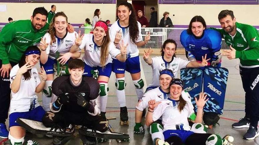 Las jugadoras del Liceo posan tras su segunda victoria.