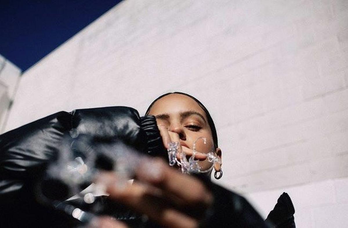 La cantante Rosalía, con uñas de cristal