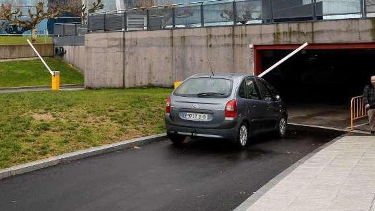 Un coche, accediendo a uno de los aparcamientos del Hospital Universitario Central de Asturias (HUCA).