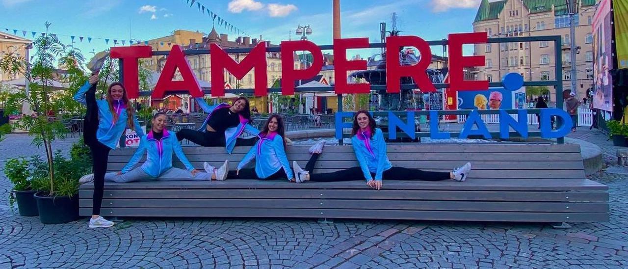 Las gimnastas del equipo O Beach Ibiza, en una divertida imagen en la ciudad de Tampere, en Finlandia.