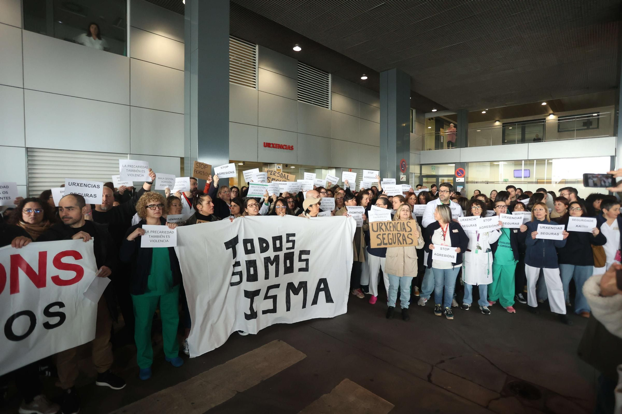 Protesta en el Chuac tras agredir un paciente con arma blanca a un enfermero y un vigilante
