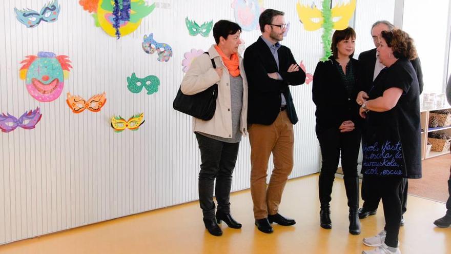 De izda. a dcha., Susanna Moll, José Hila, Francina Armengol y Martí March con una docente del Molinar.