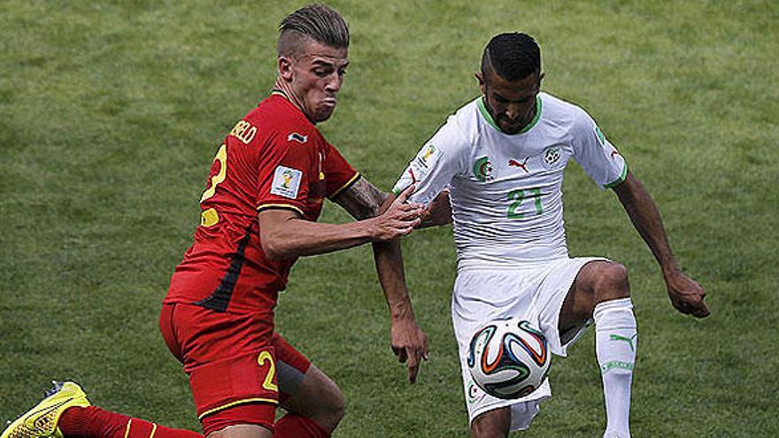 Alderweireld y Mahrez, en un momento del partido