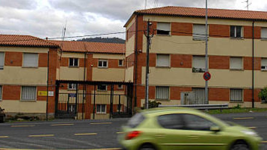 Casa cuartel de la Guardia Civil de Pontedeume, en la parroquia de Vilar. / fran martínez
