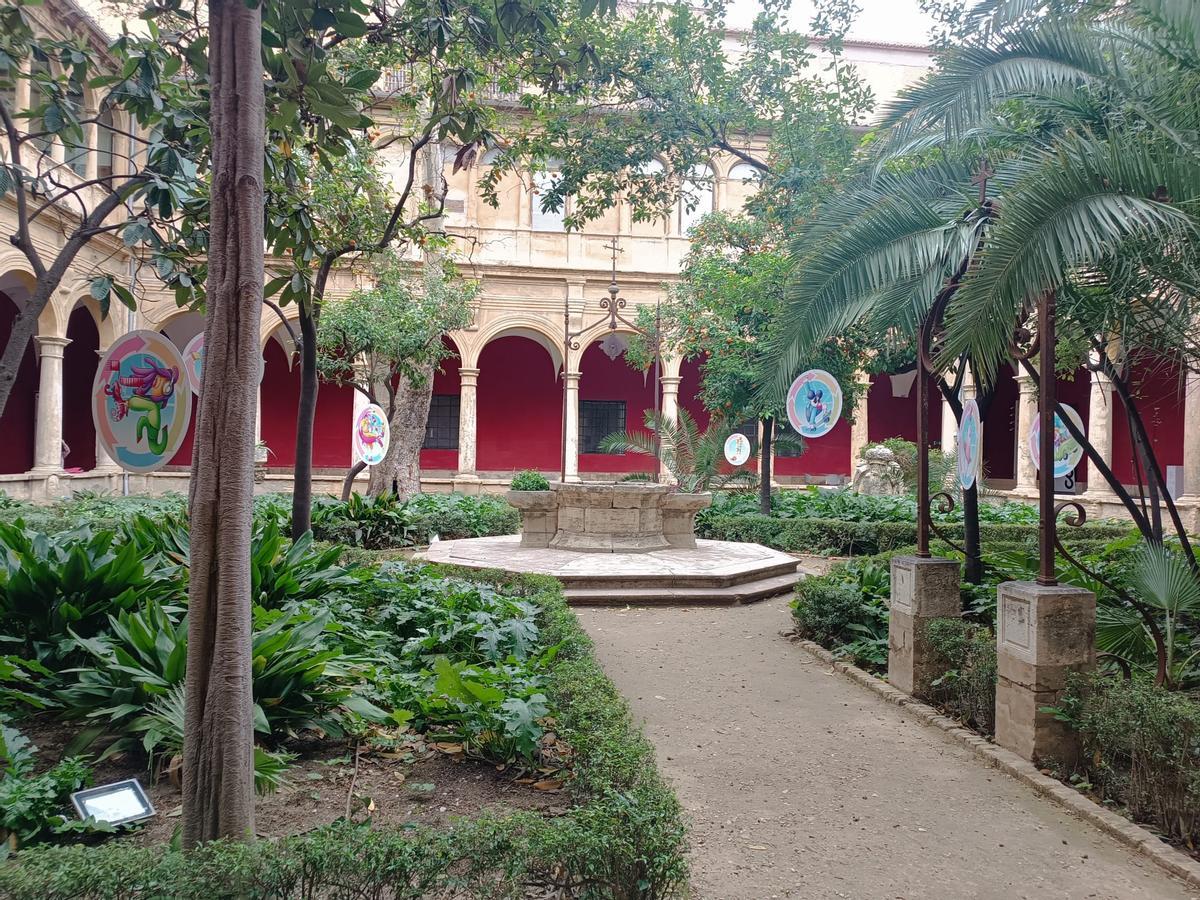 El claustro renacentista con algunas de las ilustraciones de Camallonga.