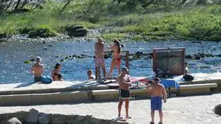 Amigos das Termas y  autocaravanistas gallegos, ofendidos por los insultos de «gorrones» del alcalde de Ourense : «El gorrón es él que va gratis los domingos»
