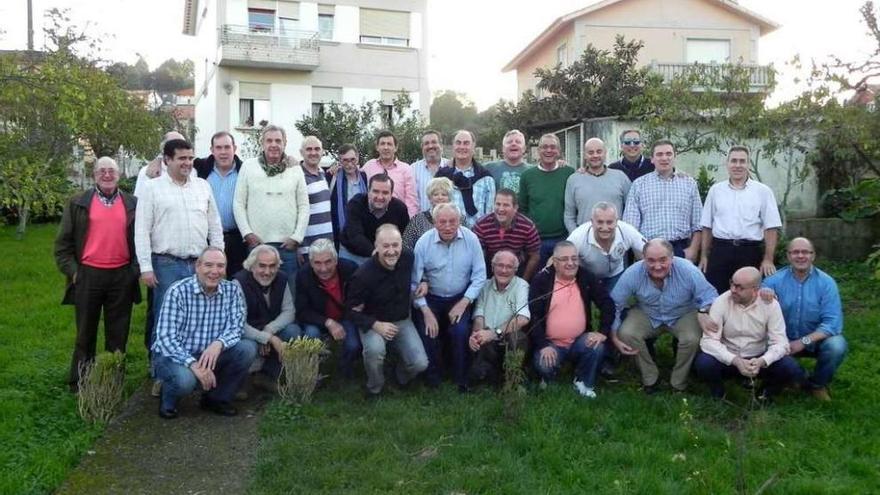 Carlos Núñez y sus jugadores, tras la comida del sábado pasado. // FDV