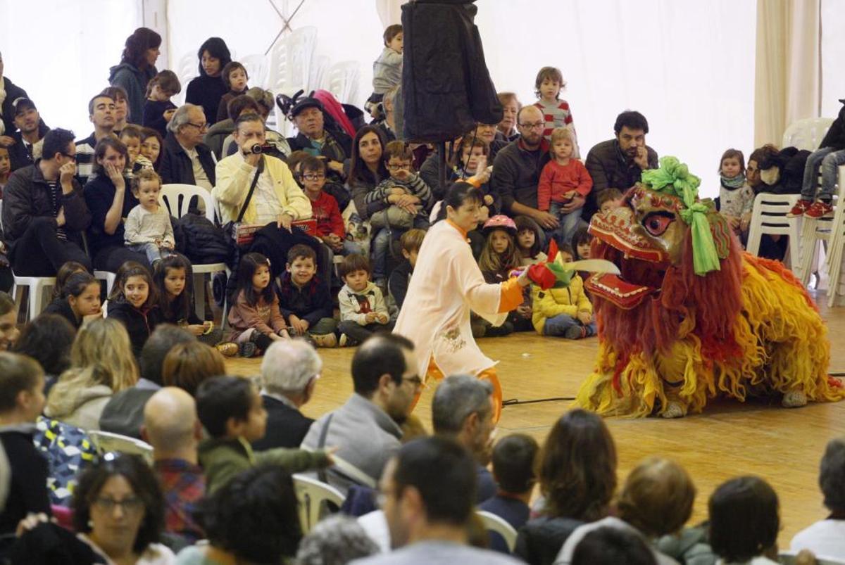 Un espectacle tradicional xinès omple l''envelat de la plaça Miquel de Palol de Girona Un espectacle tradicional xinès omple l''envelat de la plaça Miquel de Palol de Girona