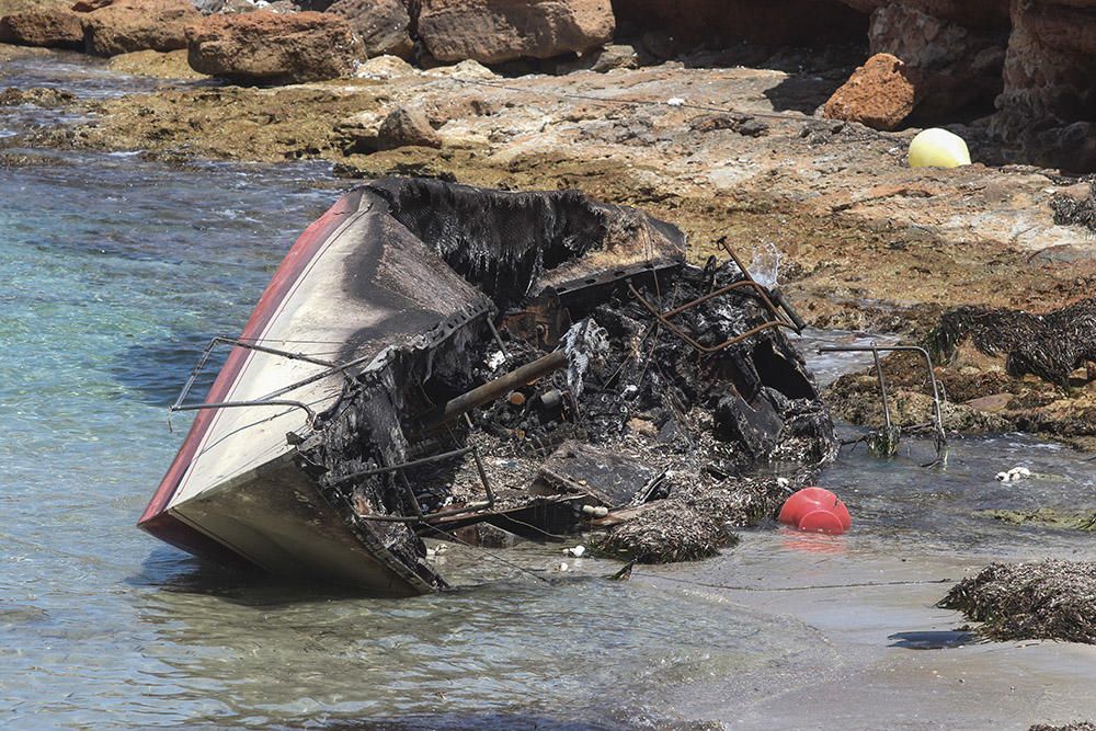 Limpieza de los restos de los barcos quemados.