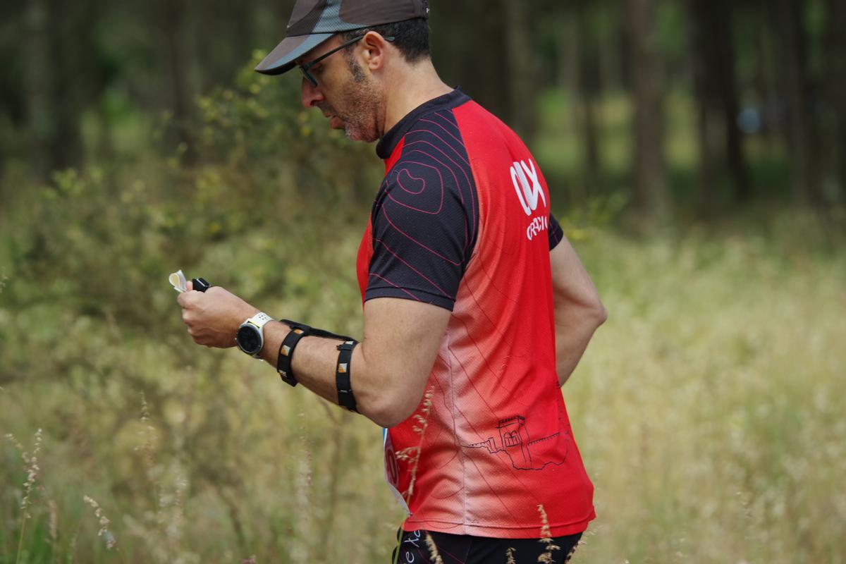 Atleta del CAX Orientació durante la carrera en Portugal.
