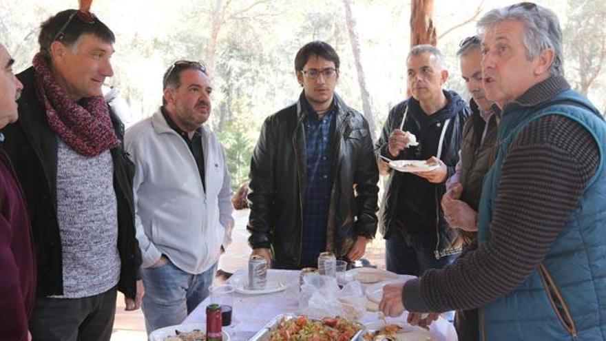 El conseller Iago Negueruela, en el centro, con varios de los asistentes al encuentro.